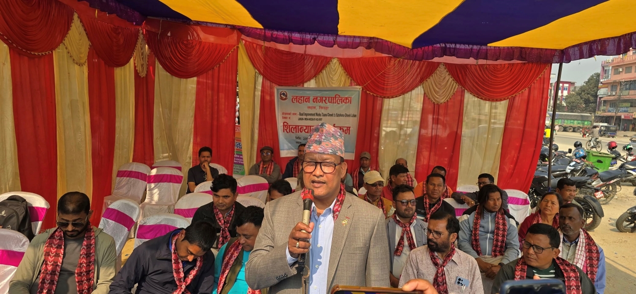 जीर्ण सडक कालोपत्र गर्दै लहान नगरपालिका