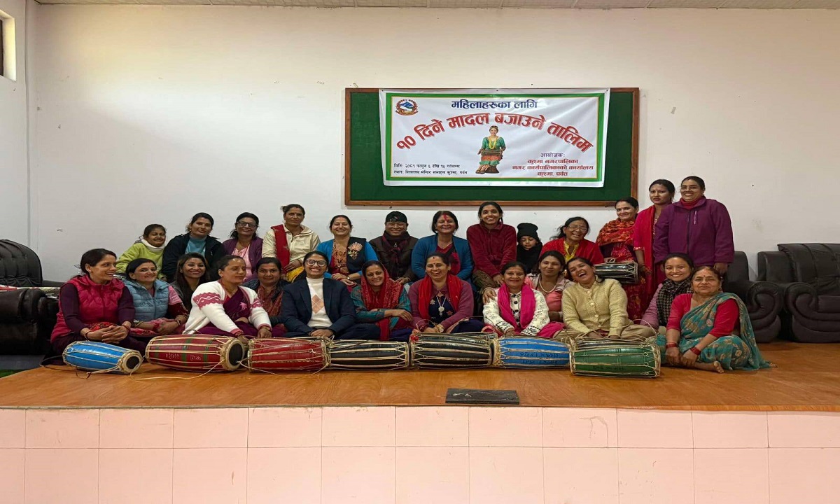 महिलालाई मादल बजाउने तालिम दिँदै पर्वतका स्थानीय तह