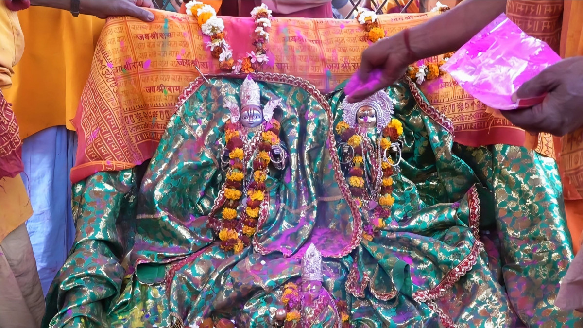 त्रेतायुगमा सीतारामले खेलेको सम्झनामा मिथिला मध्यमा परिक्रमाका तीर्थयात्रीले खेले होली