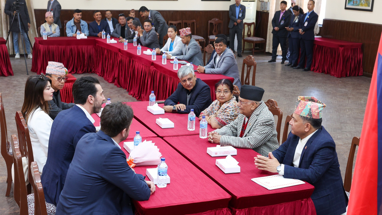 प्रधानमन्त्रीसँग अन्तरराष्ट्रिय गोलरक्षक बुफोनको भेट