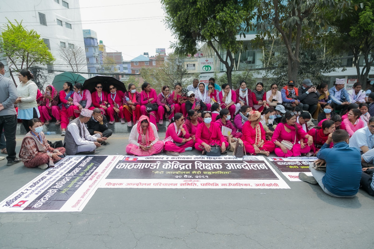 शिक्षकहरूलाई सरकारको अनुरोध- प्रदर्शन रोकी कक्षा दशको उत्तरपुस्तिका जाँच्न फर्किनु