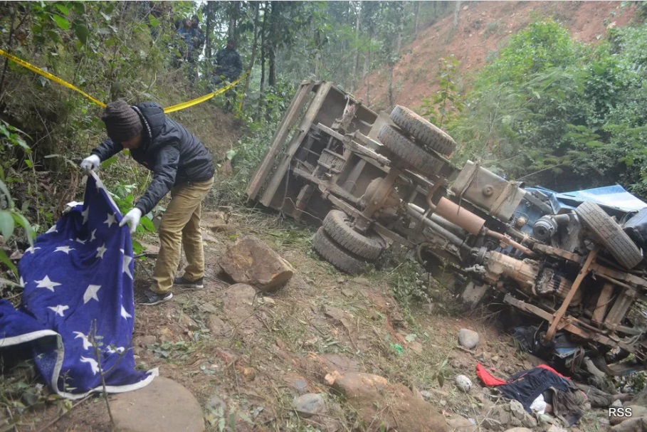 डोटीमा मिनिट्रक दुर्घटना, चालकसहित तीन जनाको मृत्यु