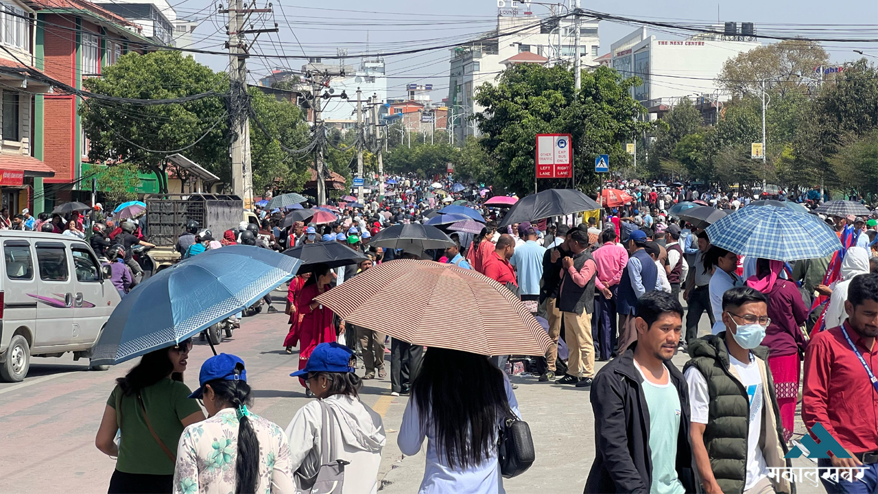 शिक्षकहरू छाता ओढेरै आन्दोलनमा उत्रिए (तस्बिरहरू)