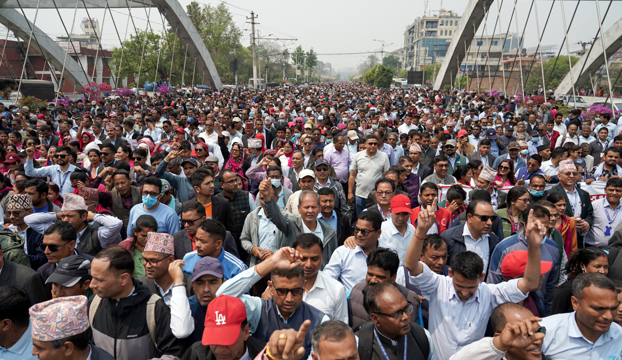 पठनपाठन ठप्प पारेर हडतालमा शिक्षकहरू, ऐन नआएसम्म नरोक्ने चेतावनी