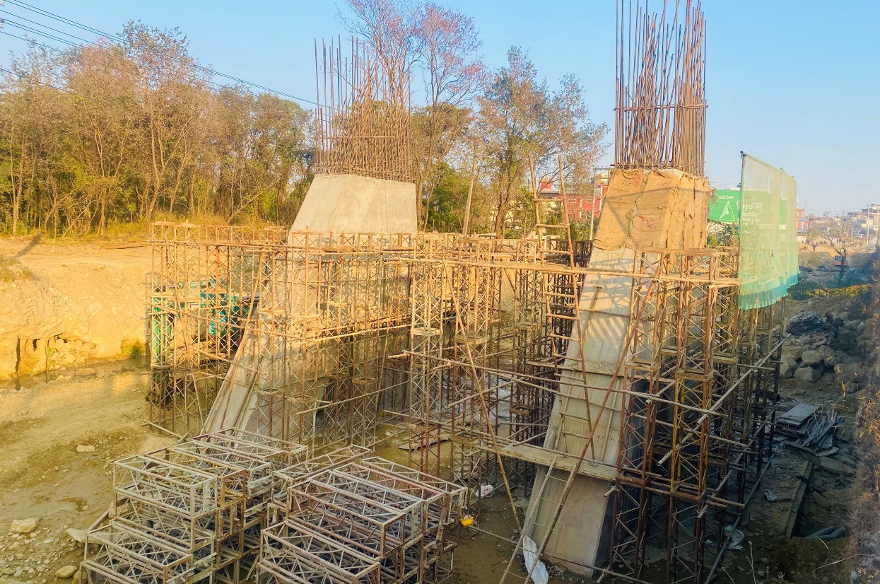 सेती नदीमा निर्माणाधीन ‘सिग्नेचर’ पुलको काम सुस्त