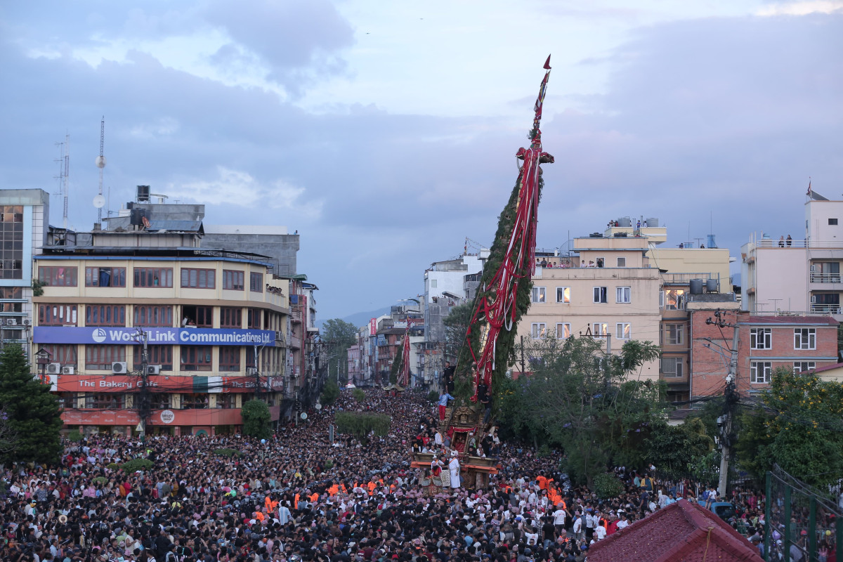रातो मत्स्येन्द्रनाथको रथ जावलाखेल तानिँदै (तस्बिरहरू)