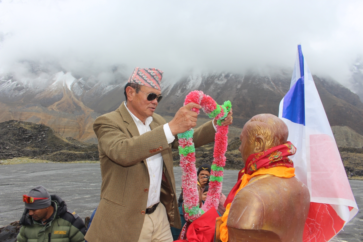 अन्नपूर्ण आधार शिविरमा प्रथम आरोहीको सालिक अनावरण