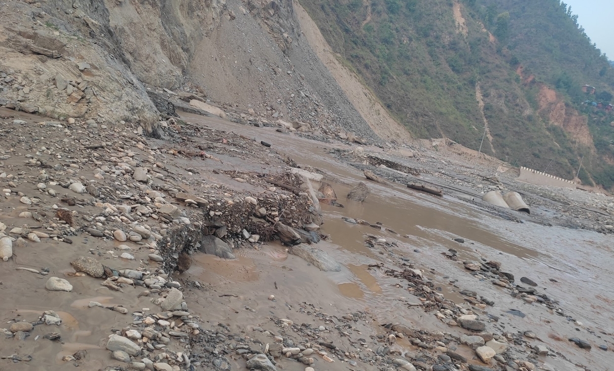 रोशी खोला सडकमा उर्लिँदा वीपी राजमार्ग ठप्प, यात्राअघि सावधानी अपनाउन आग्रह