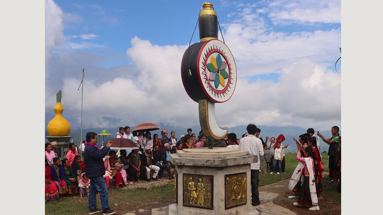 बहुसांस्कृतिक पार्कमा मगर समुदायको प्रतीक चिह्न खुर्पेटो (घोरप्याक)को प्रतिमा