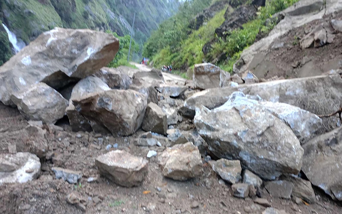 देशका पाँच मुख्य राजमार्ग अवरुद्ध, तीन राजमार्ग एकतर्फी सञ्चालनमा