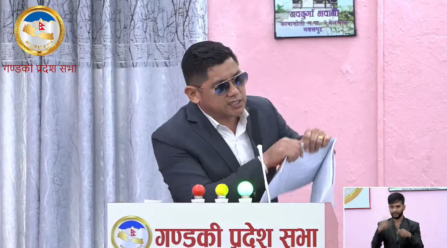 गण्डकीका सांसद जुग्जालीले रोष्ट्रममै च्याते बजेट पुस्तिका