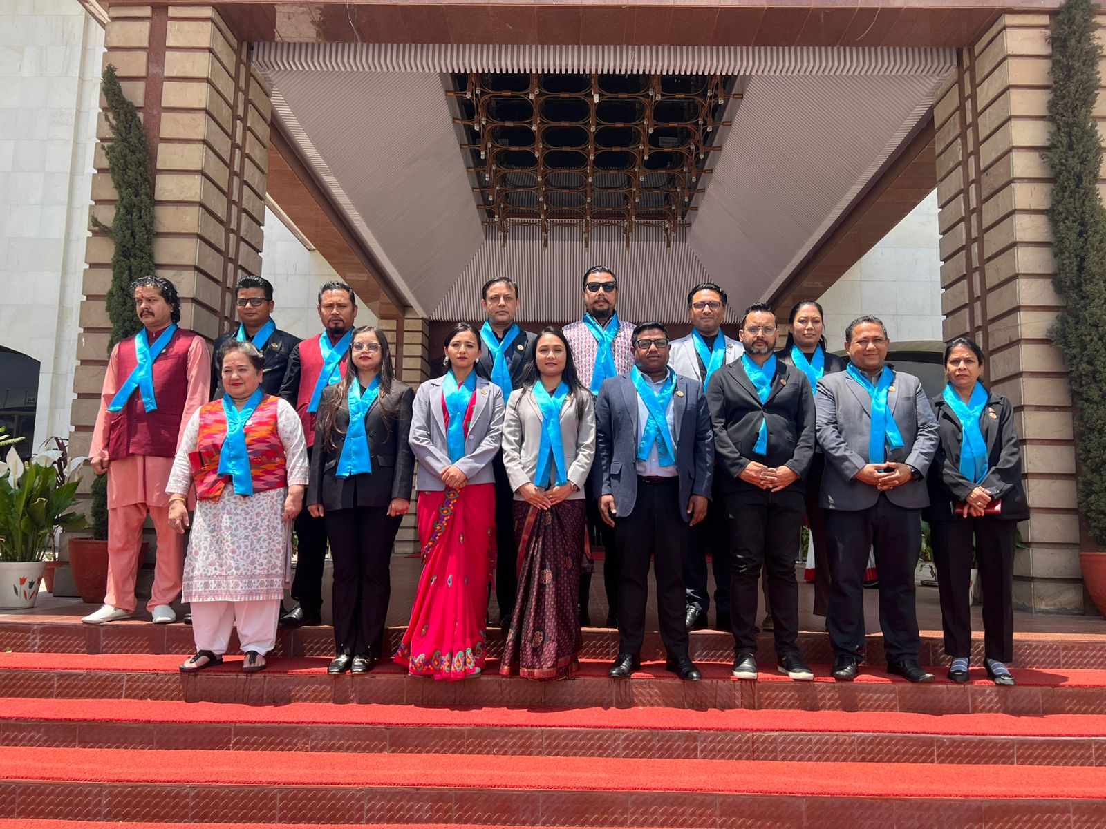 नीलो रिबन लगाएर संसदमा रास्वपा सांसदको विरोध प्रदर्शन