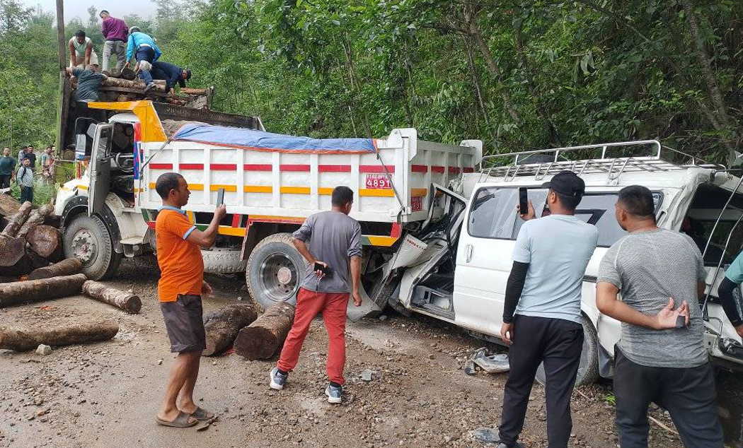 पाख्रीबासमा चार गाडी एक आपसमा ठोक्किए