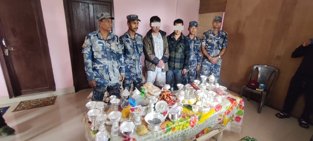 इलामको चारमाइलबाट चाँदी र सुनको जलप लगाएको गहनासहित दुई जना व्यक्ति नियन्त्रणमा