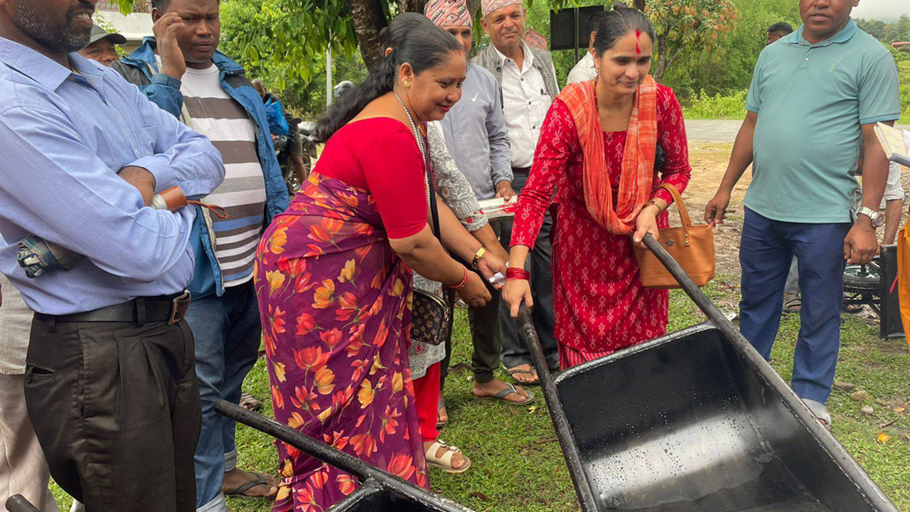 कृषि सामग्री ढुवानी गर्न किसानलाई ठेलागाडा सहयोग