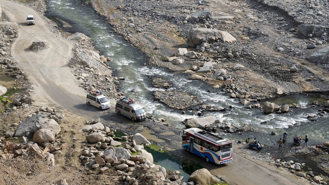 वर्षामा बिपी राजमार्गः अवरुद्ध भए आधा घण्टामै खुलाइने
