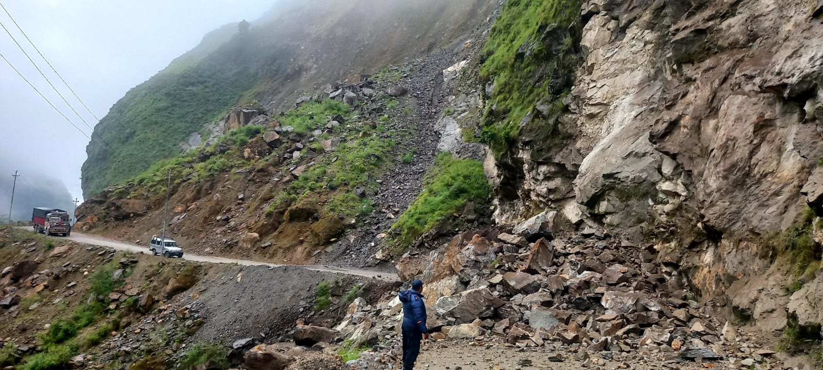 सुक्खा पहिरोले बेनी–जोमसोम सडक अवरुद्ध