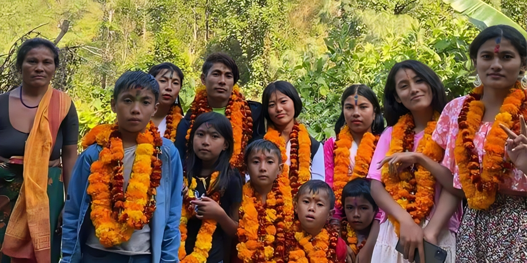 १६ जनाको हायु परिवारले तय गरेको पोखरासम्मको अनौठो यात्रा (भिडिओ)