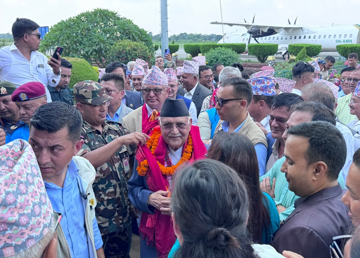 मनोनयन दर्ताका लागि झापा जाँदै एमाले अध्यक्ष ओली