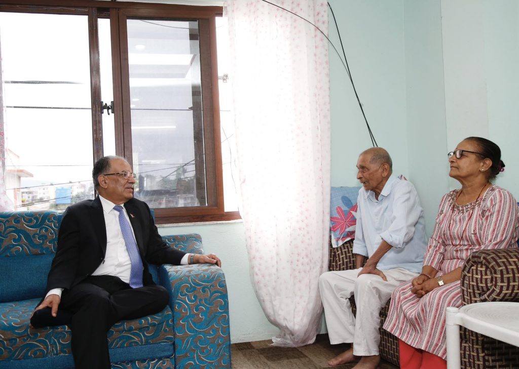 वैद्य निवासमा प्रचण्ड, स्वास्थ्य अवस्थाबारे लिए जानकारी