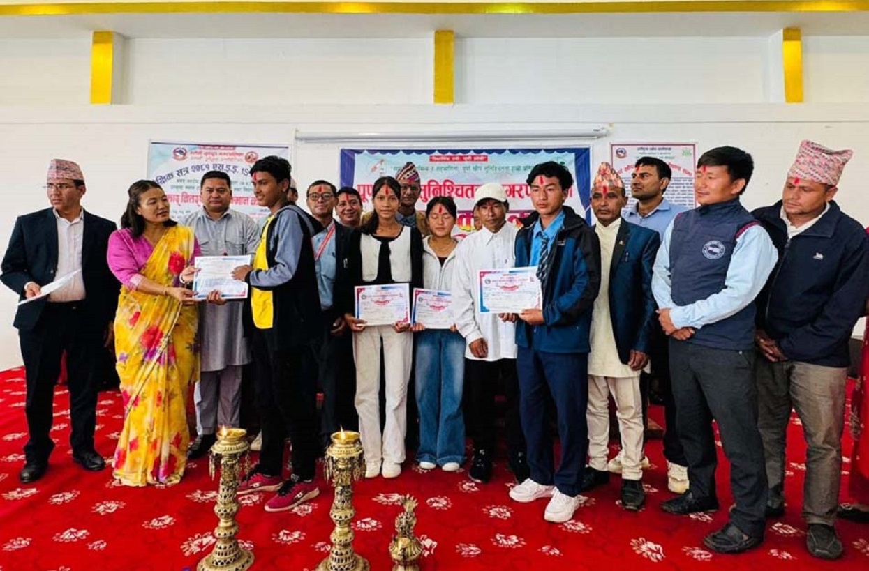 हलेसी तुवाचुङमा नगरमा उत्कृष्ट हुने विद्यार्थी तथा विद्यालयलाई नगद पुरस्कार