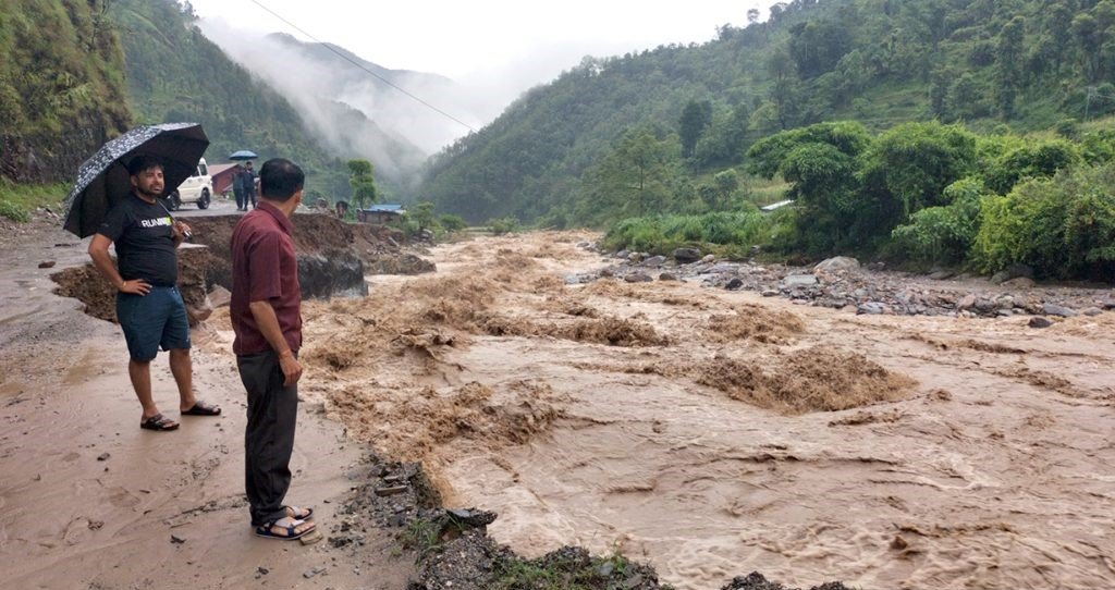 वर्षा सुरु हुनासाथ बाढीको त्रासमा रात कटाउन विवश छन् धाप्लाङघाटवासी