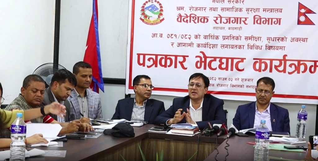 गत आर्थिक वर्षमा ८ लाख ३९ हजार नेपालीले श्रम स्वीकृति