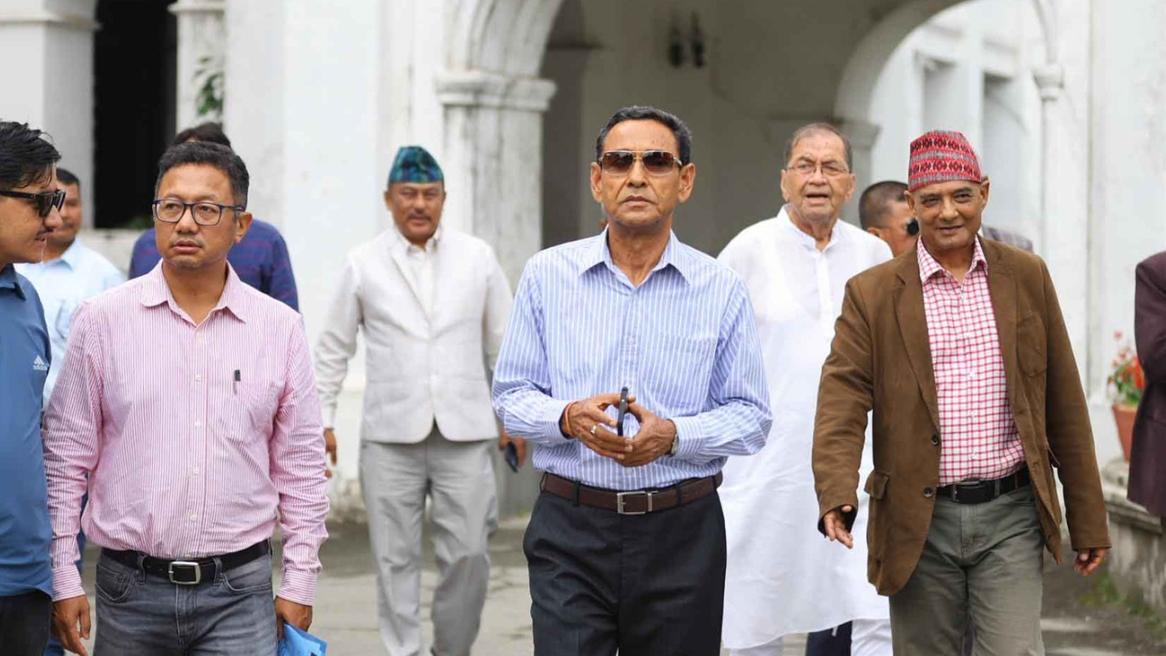 लिङ्देनले पार्टी उपाध्यक्षबाट हटाइदिएपछि निर्वाचन आयोग पुगे गिरी