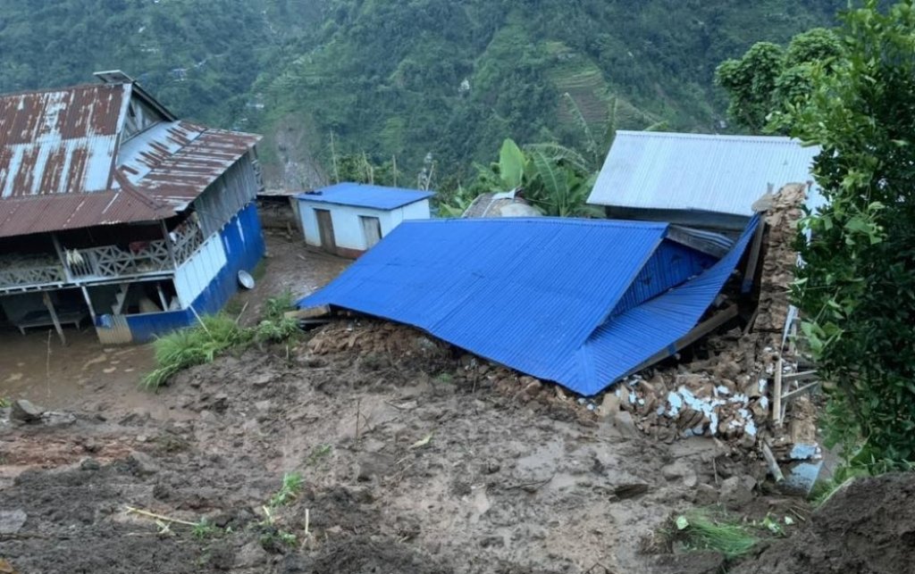 कुलो थुनिएर पहिरो खस्यो, घरभित्र फसेका चार जनाको उद्धार