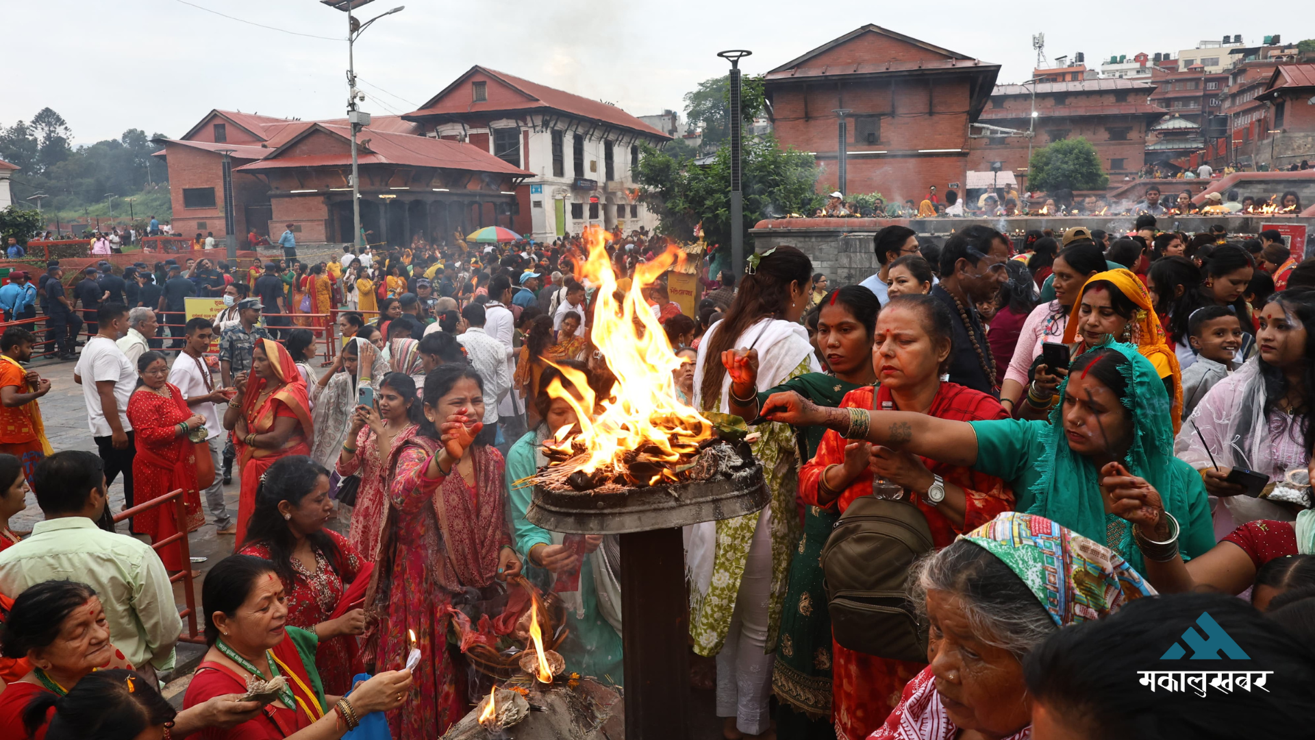 पशुपतिमा साउने पहिलो सोमबार भक्तजनको घुइँचो (तस्बिरहरु)