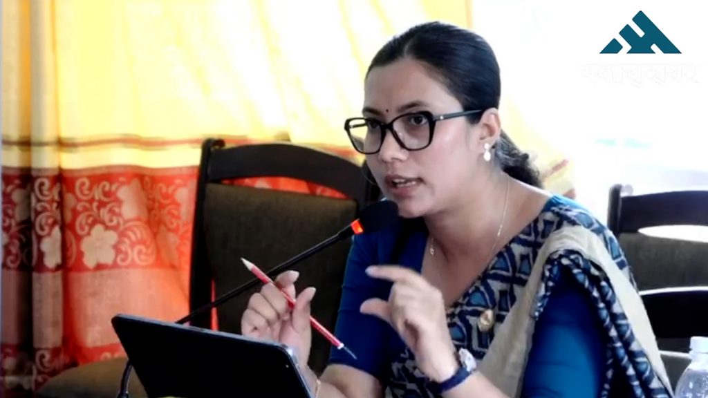 चितवन राष्ट्रिय निकुञ्जभित्रको सडक निर्माण पूरा गरेरै छाड्छौं: मन्त्री गौतम