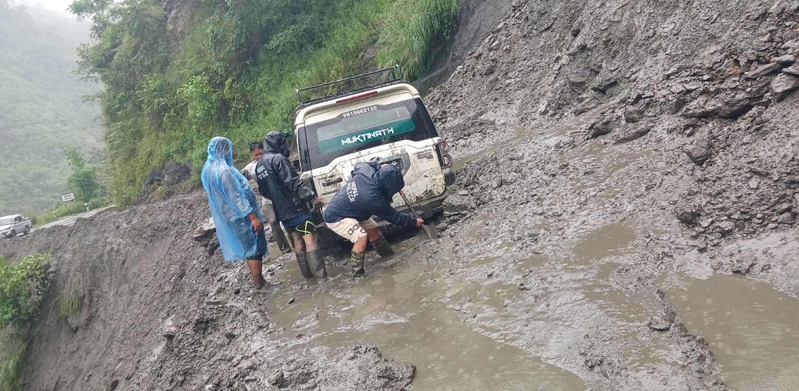पहिरोले बेनी–जोमसोम सडकको यात्रा असहज बन्दै