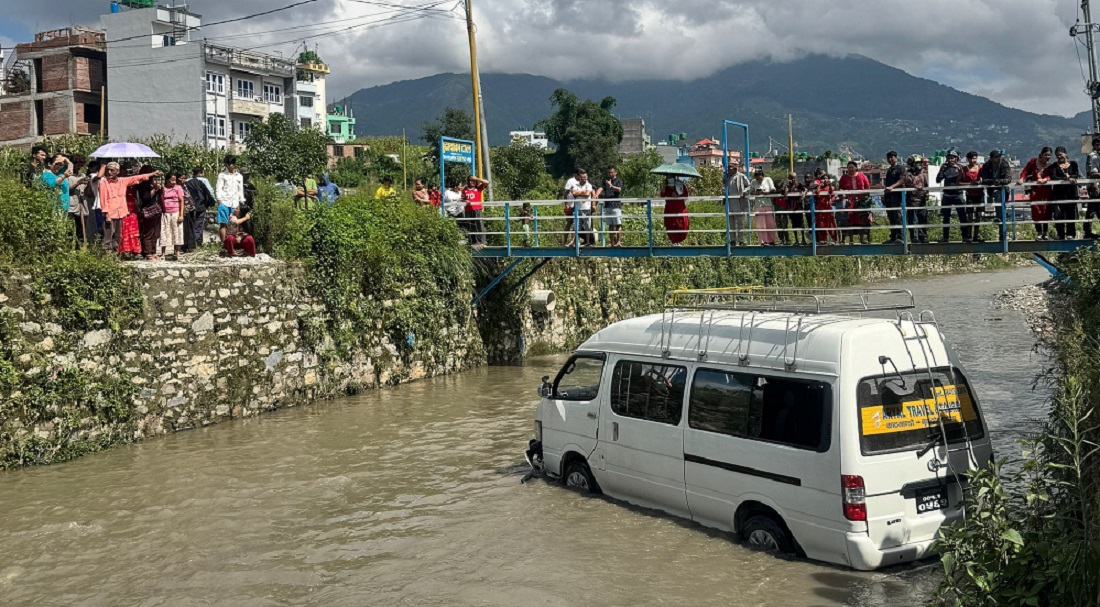 तारकेश्वरमा माइक्रोबस खोलामा खस्यो, मानवीय क्षति हुनबाट जोगियो