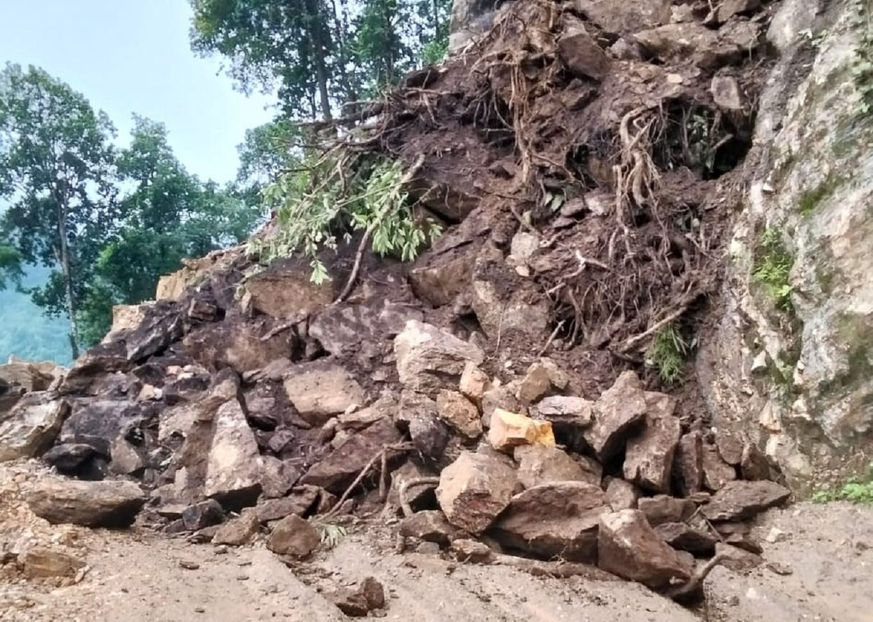 सङ्खुवासभामा पहिरोका कारण तीन परिवार विस्थापित