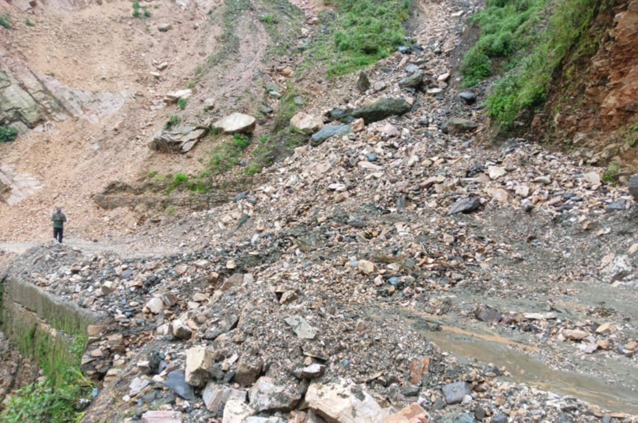 वर्षाका कारण मध्यपहाडी लोकमार्ग अवरुद्ध