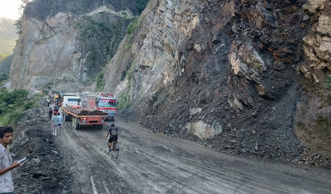 पहिरोका कारण नारायणगढ–मुग्लिन सडक अवरुद्ध