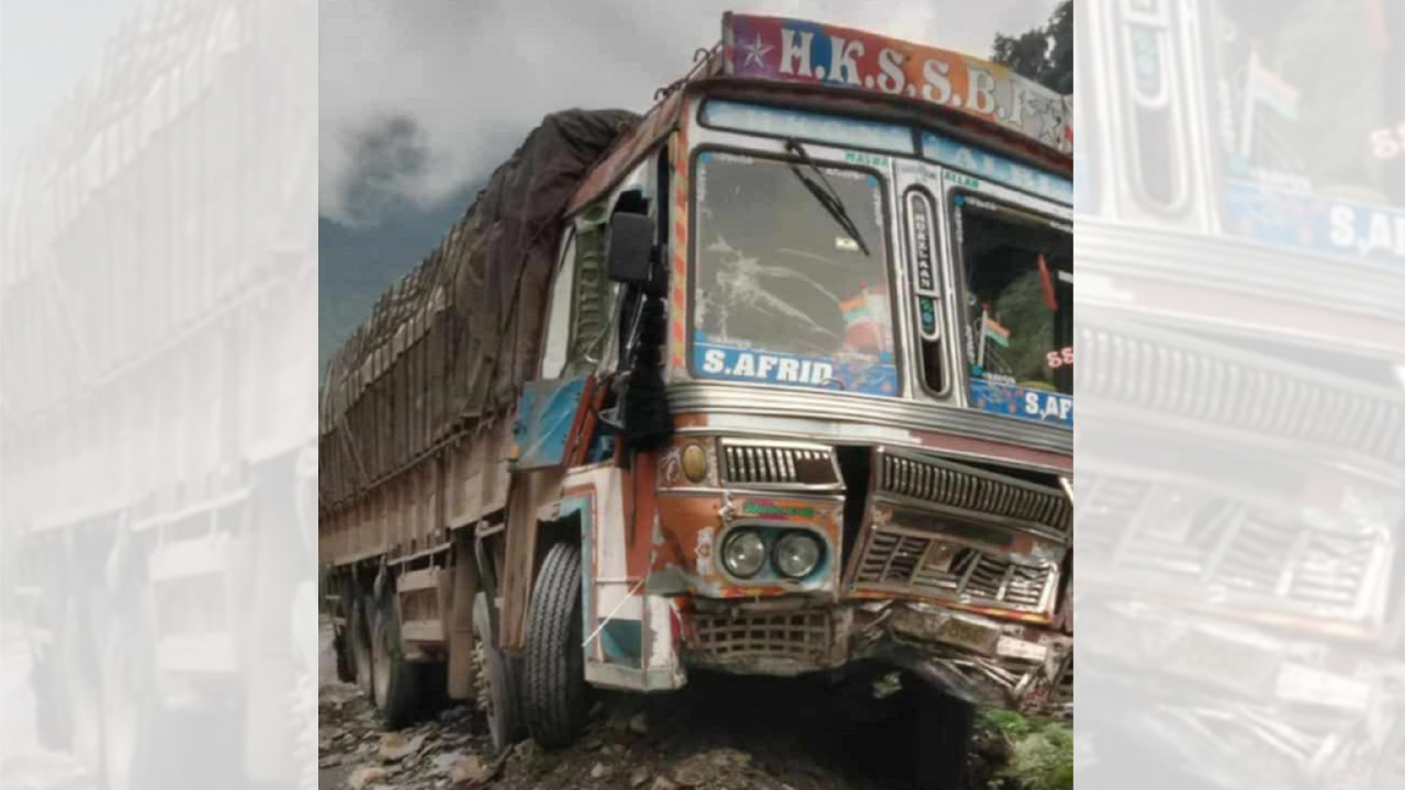 ट्रकमा ढुङ्गा खस्दा तीन जना घाइते
