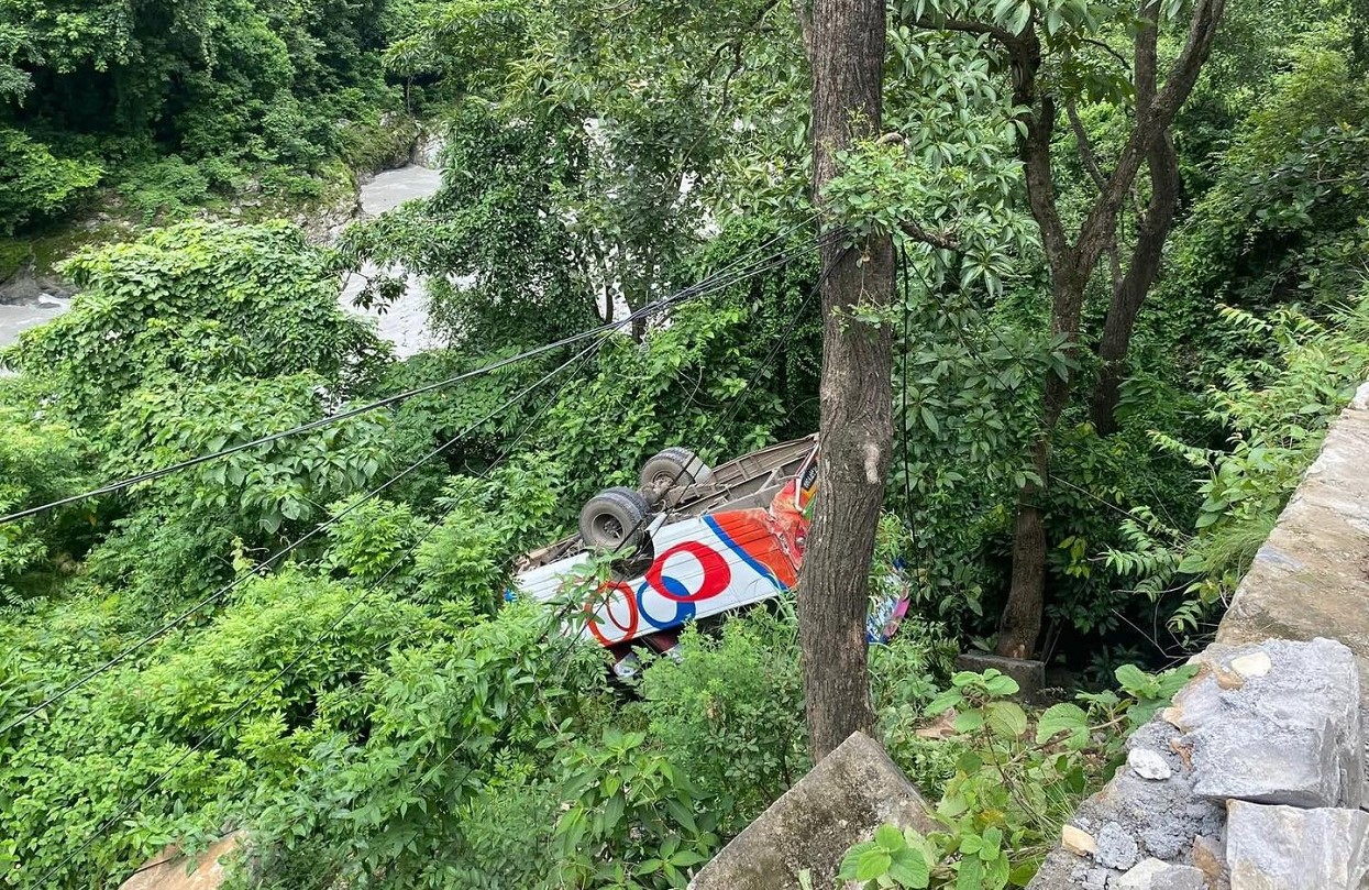 पृथ्वीराजमार्गको ऐनापहरामा बस दुर्घटना
