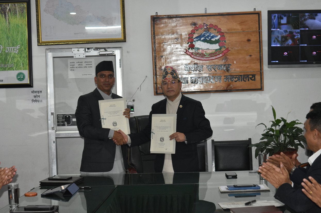 वनमन्त्री शाही र सचिव मिश्रबीच कार्यसम्पादन सम्झौता