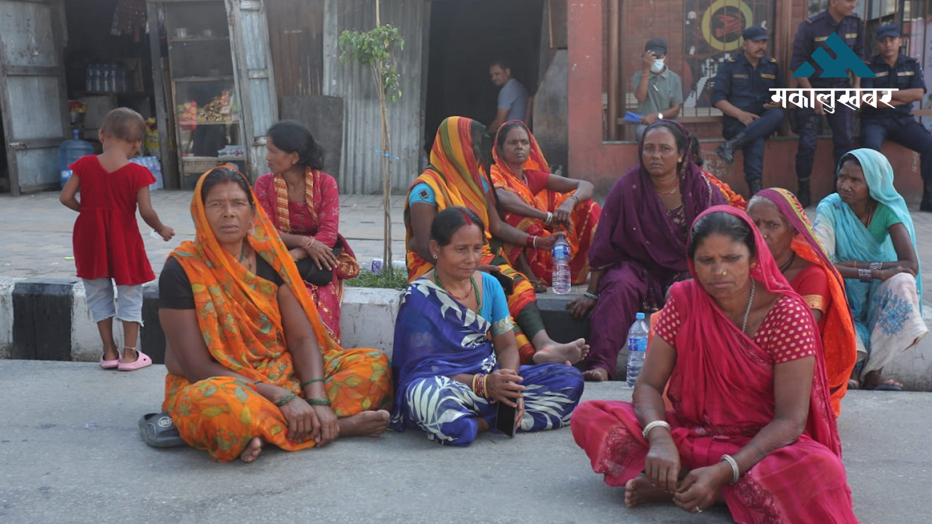 माइतीघरमा मिटरब्याज पीडितको प्रदर्शन (तस्बिरहरु)