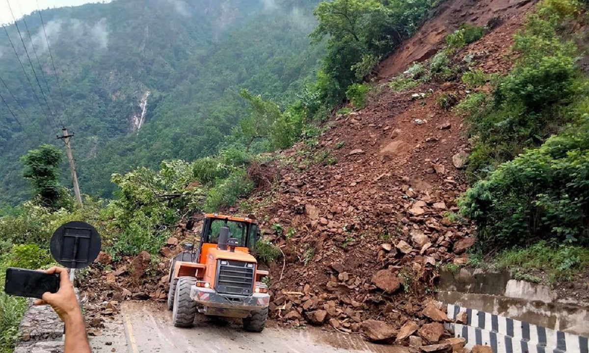 मेची राजमार्गमा फेरी गयो पहिरो, सडक अवरुद्ध