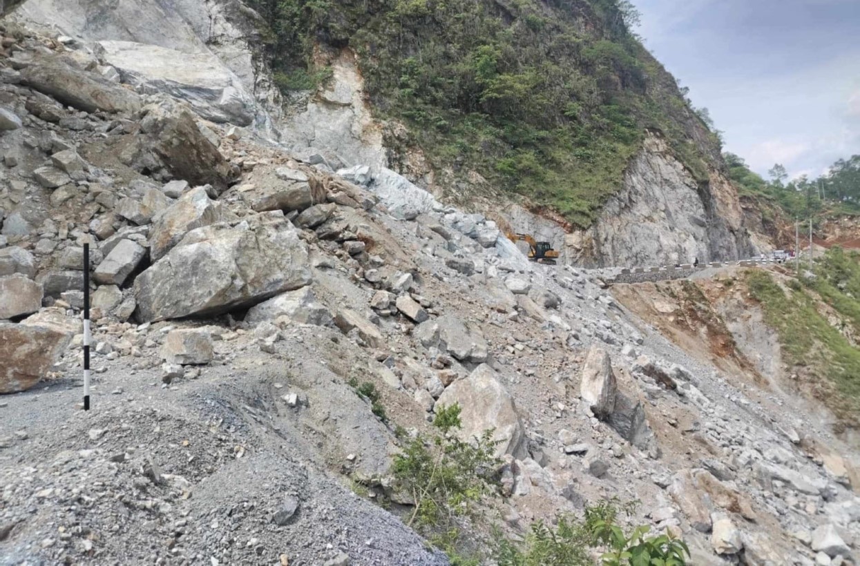 सडक विस्तारका क्रममा पहिरो खस्दा दुई जनाको मृत्यु