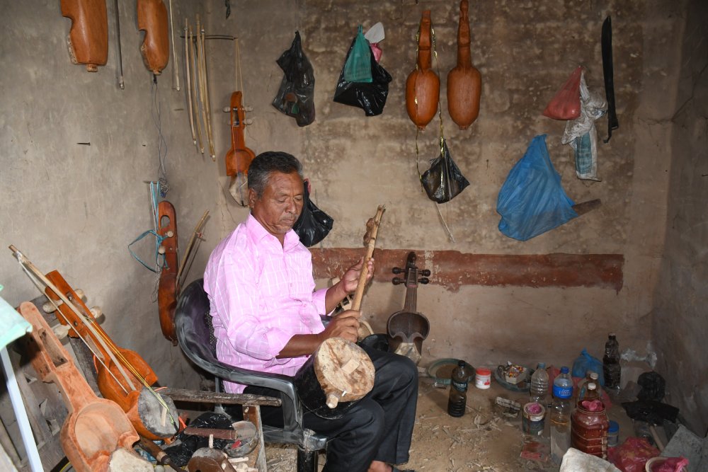 घट्दै सारङ्गी बजाउने हात, थन्किए बिक्री नभएका सारङ्गी