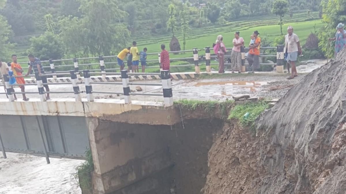 बाढीले भटौली खोलामा पुलमा क्षति, सवारी आवगमन बन्द
