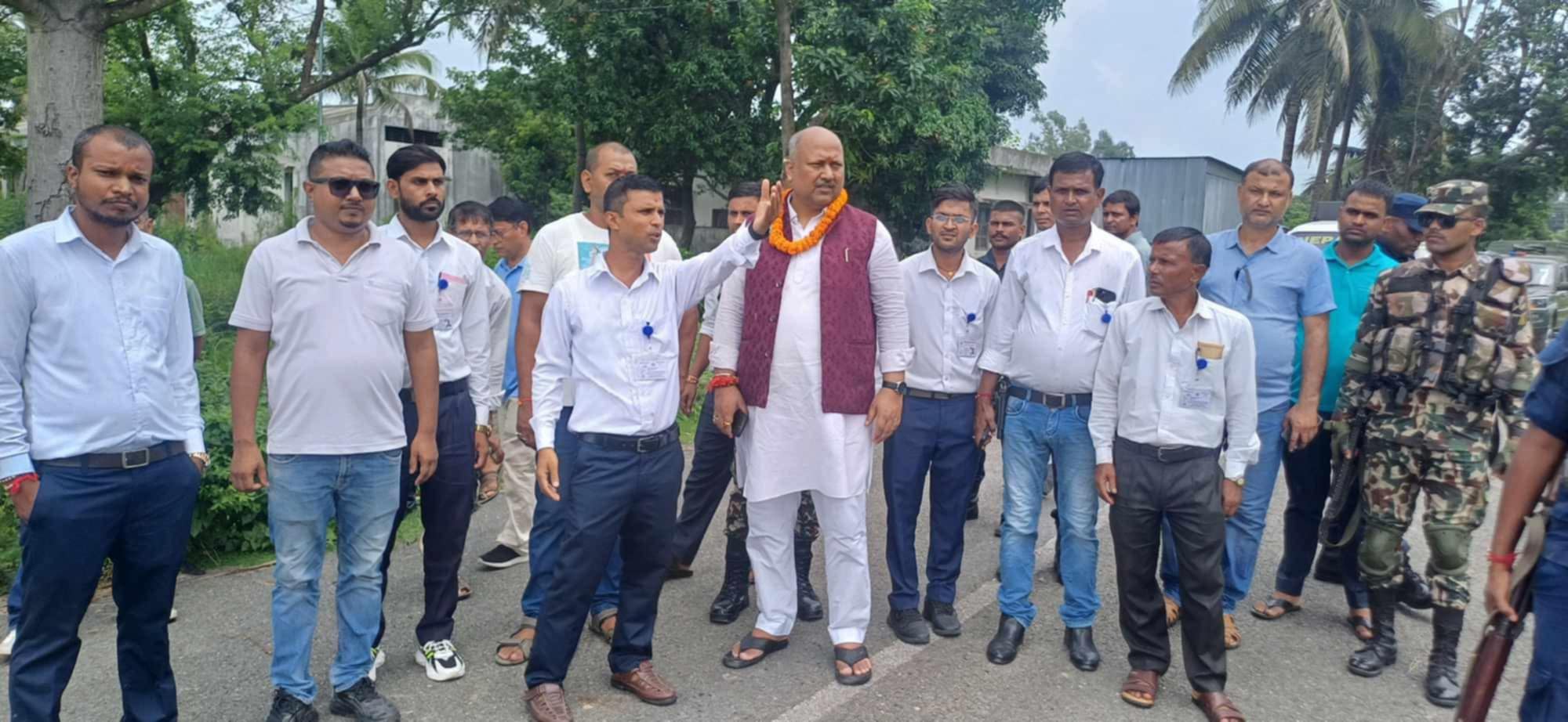 मुख्यमन्त्री सिंहद्वारा औद्योगिक क्षेत्रको निरीक्षण