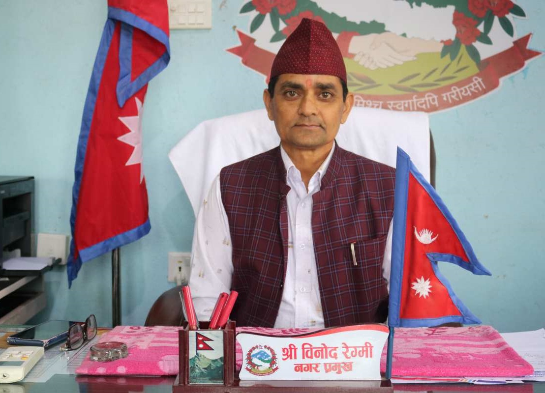 नगर प्रमुख रेग्मीको अनुभव- ‘दुई वर्षीय छोरो च्यापी धानबारीमा लुकेर बचेँ’