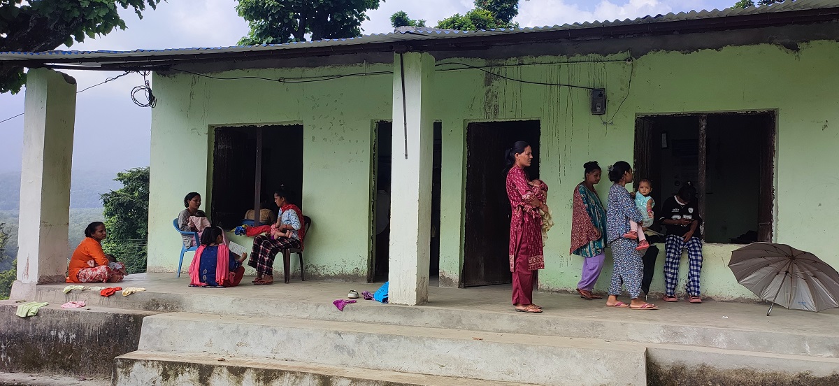 ‘बर्थिङ सेन्टर’ पुग्न दुई घण्टाको पैदल हिड्नुपर्ने