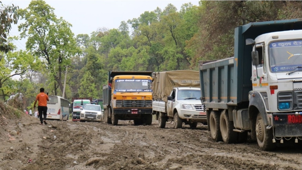 दाउन्ने खण्डमा एकतर्फी खुल्यो सडक, पाँच किलोमिटर लामो जाम