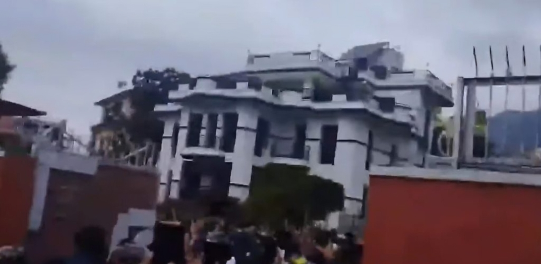 कांग्रेस सभापति देउवाको घरमा तोडफोड, लेखकको घरमा आगजनी