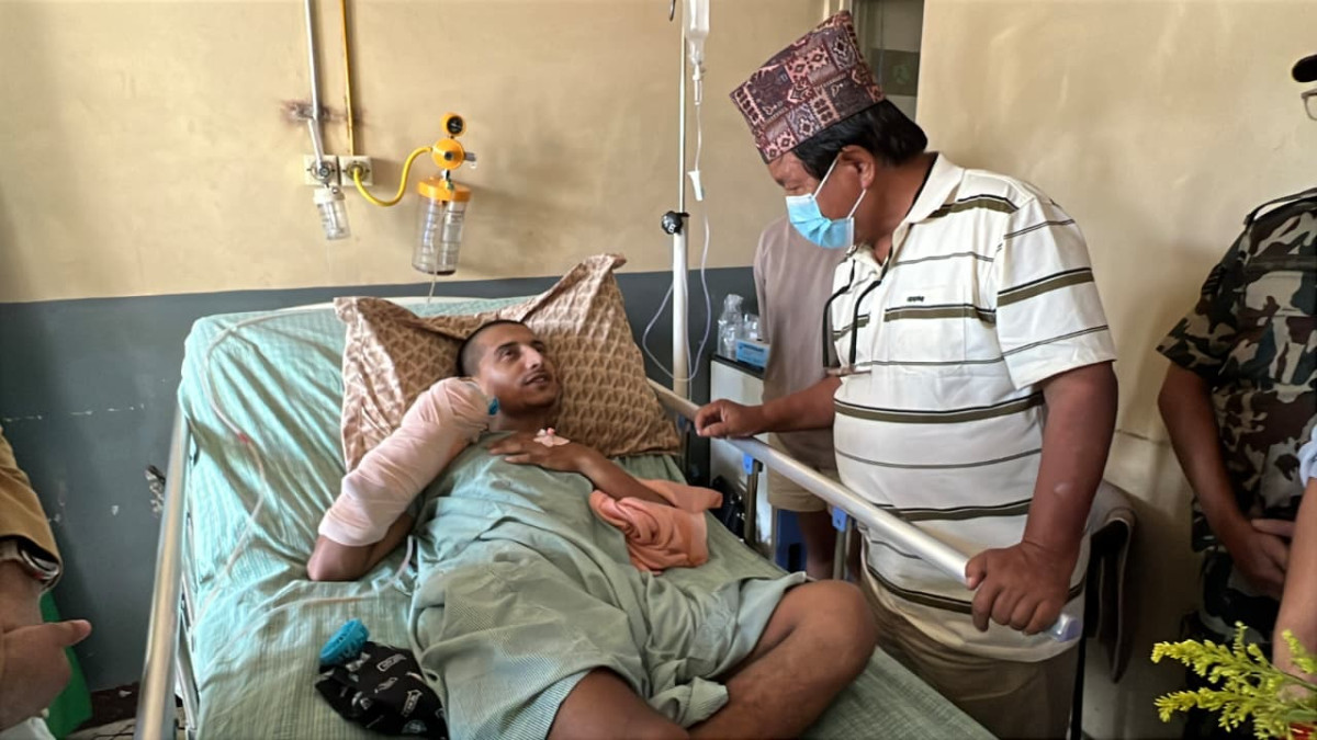 जेनजी आन्दोलनका घाइते भेट्न टिचिङ पुगे मन्त्री महावीर पुन (तस्बिरहरू)